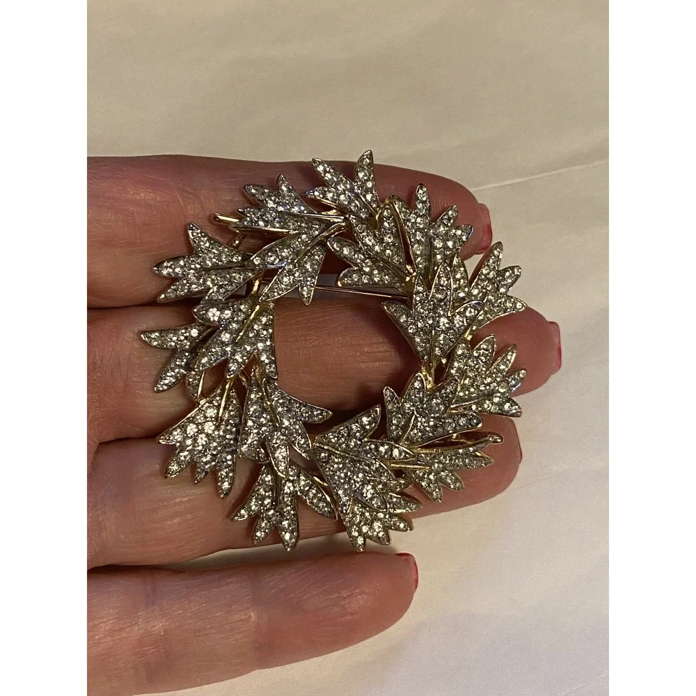 Vintage‎ Trifari Rhinestone Wreath Circle Pin